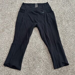Gymshark Women’s Black Cropped Leggings Capris Size L